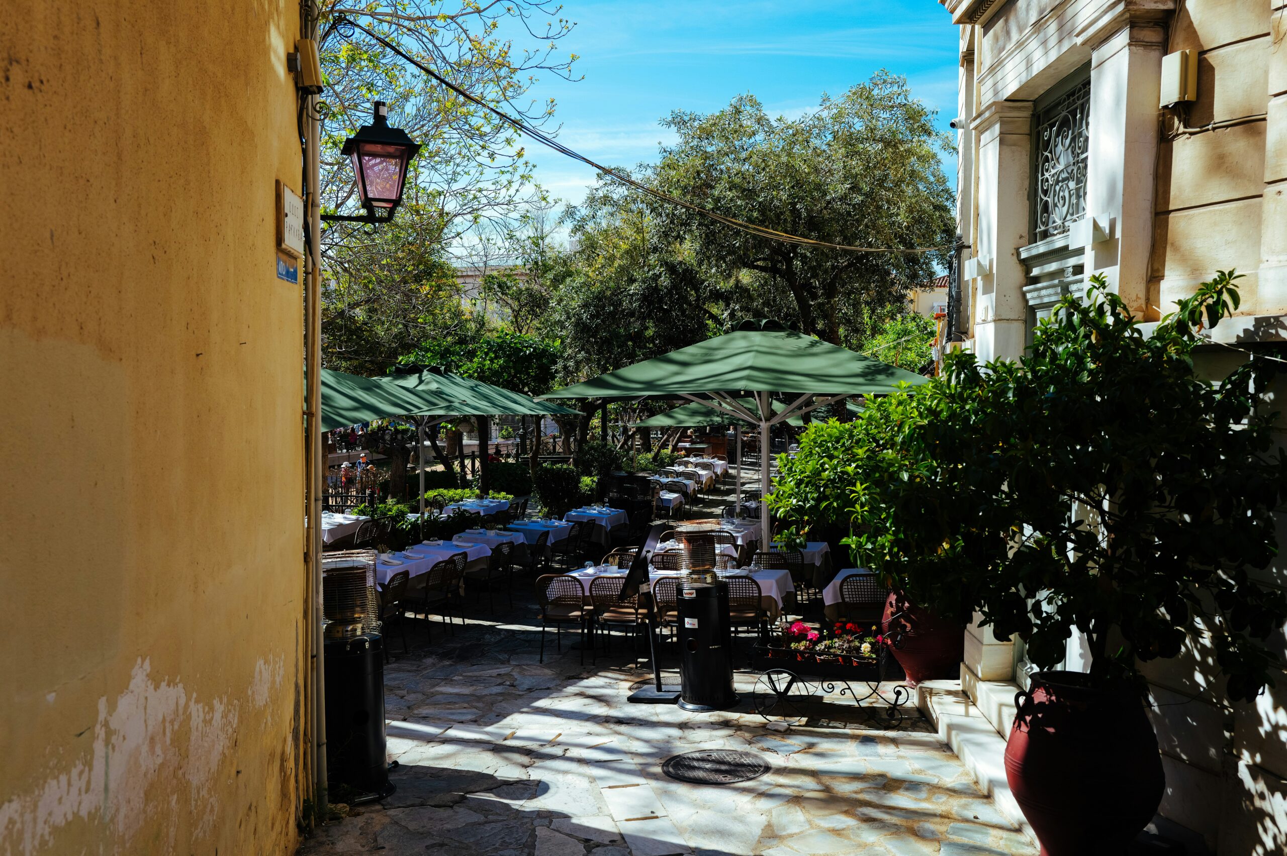 Generic stylish background image for vocabulary article: "todavía"