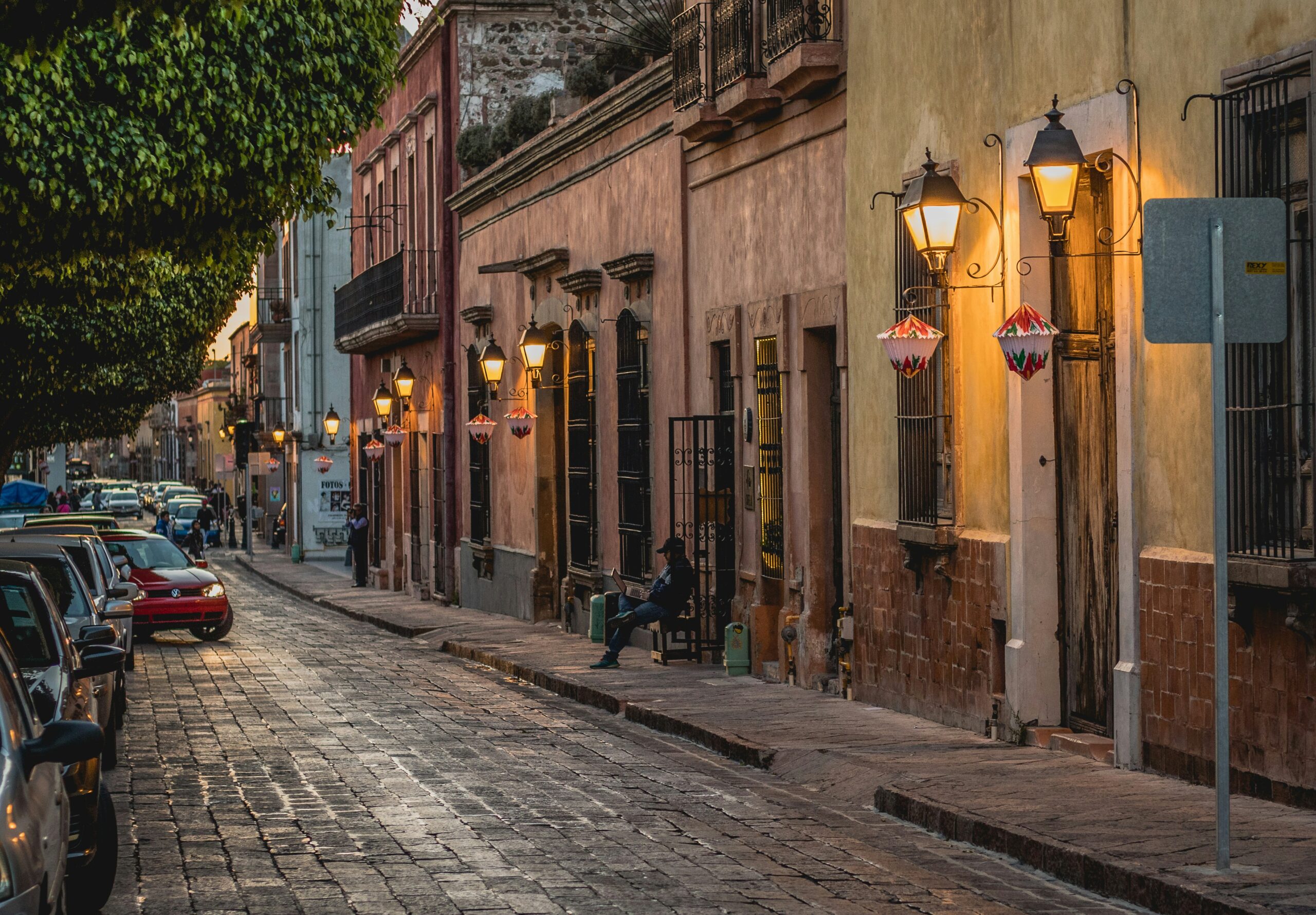 Stylish background image for vocabulary article: "puerta"